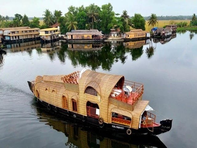 Traditional Full Top View 1 bedroom traditional houseboat rate