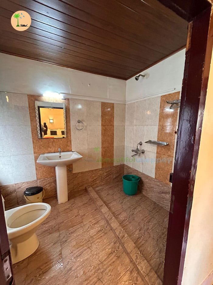 Bathroom bathroom in alleppey houseboat