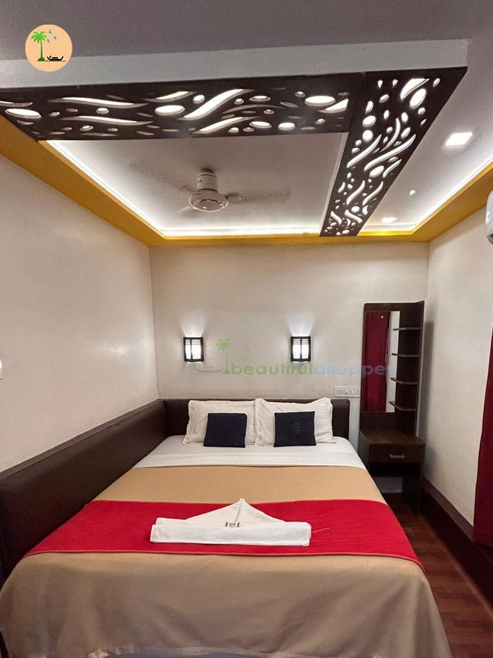 Bedroom-01 deluxe bedroom houseboat