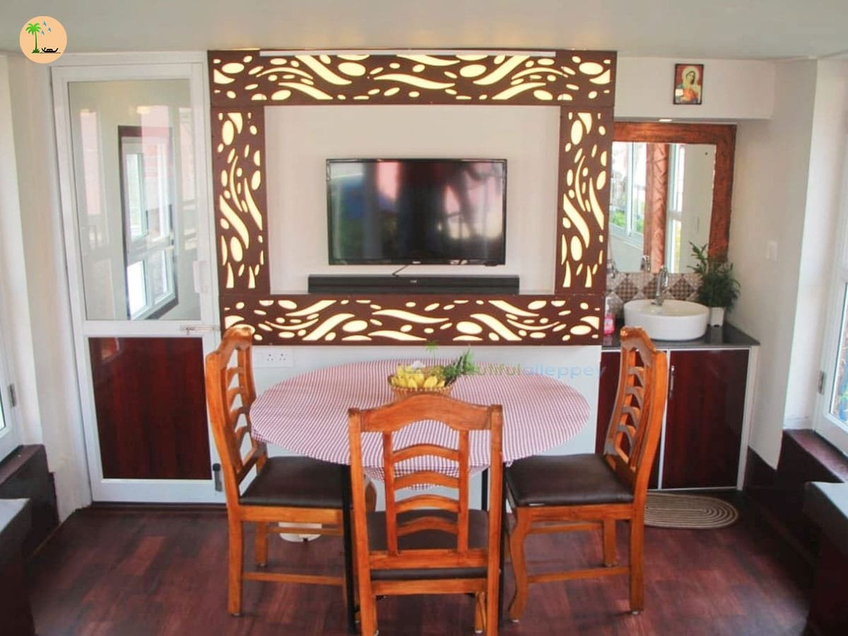 Dining-02 deluxe houseboat alleppey