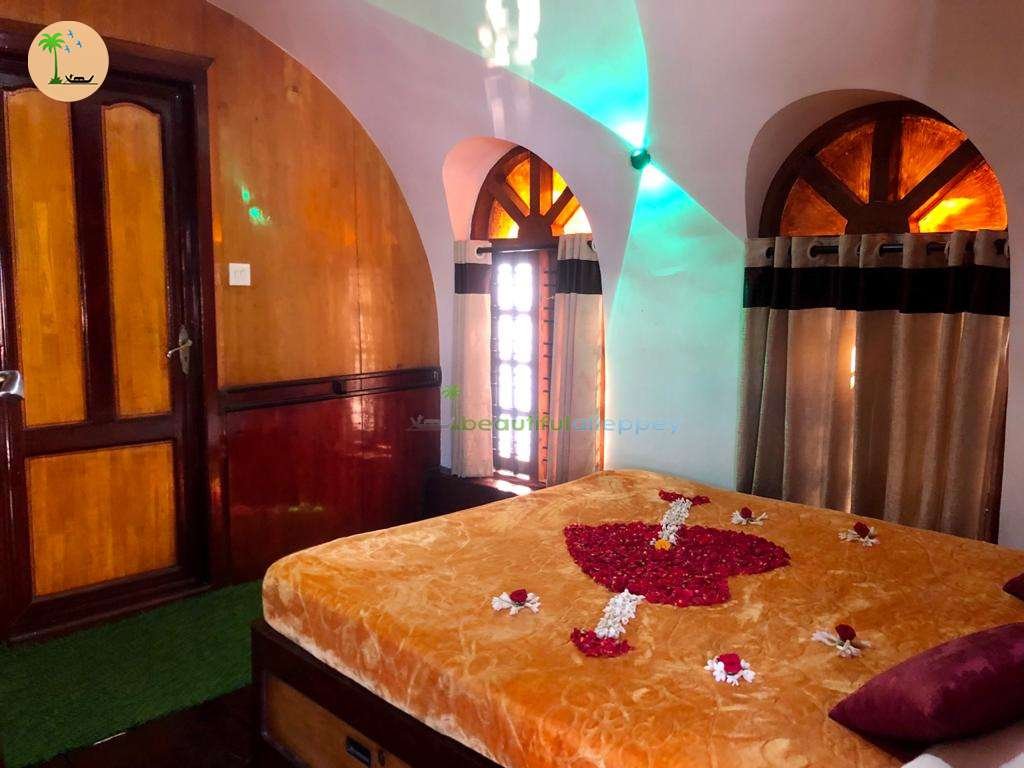 Dream Cruise Flower-Bed honeymoon 1 bedroom boathouse alleppey