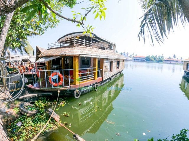 Full-View-product-image.jpg deluxe 1 bedroom boathouse