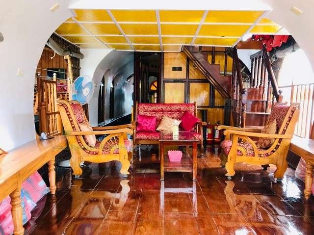 One-bedroom-tratitional-houseboat-1-1.jpg