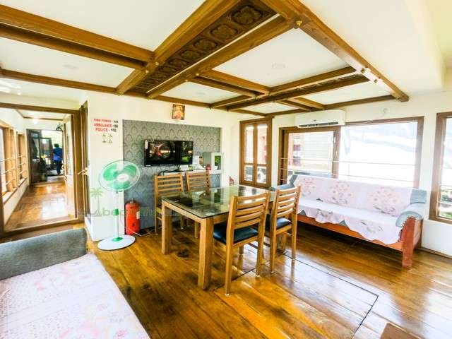 AC Lobby with Dining premium-onebedroom-houseboat
