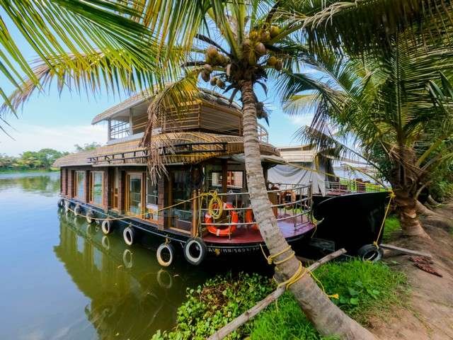 Full view of Houseboat Premium houseboat