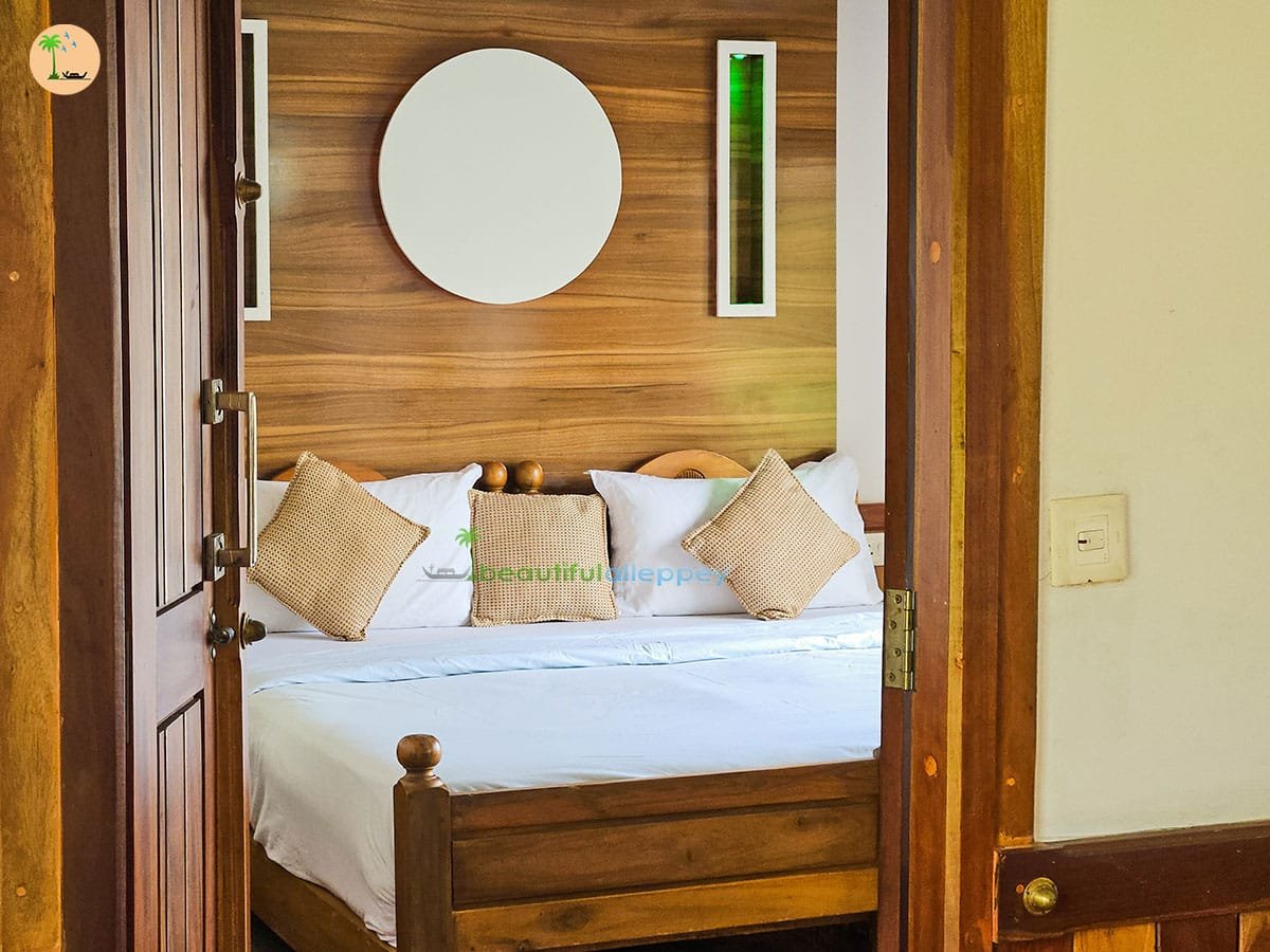 1 Bedroom Premium Houseboat RAJ01 (11) ac bedroom in alleppey houseboat