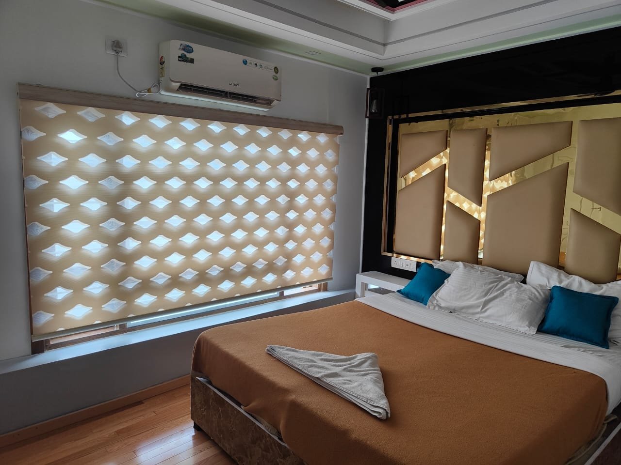 1 Bedroom premium Houseboat Alleppey for Couples (1) premium bedroom