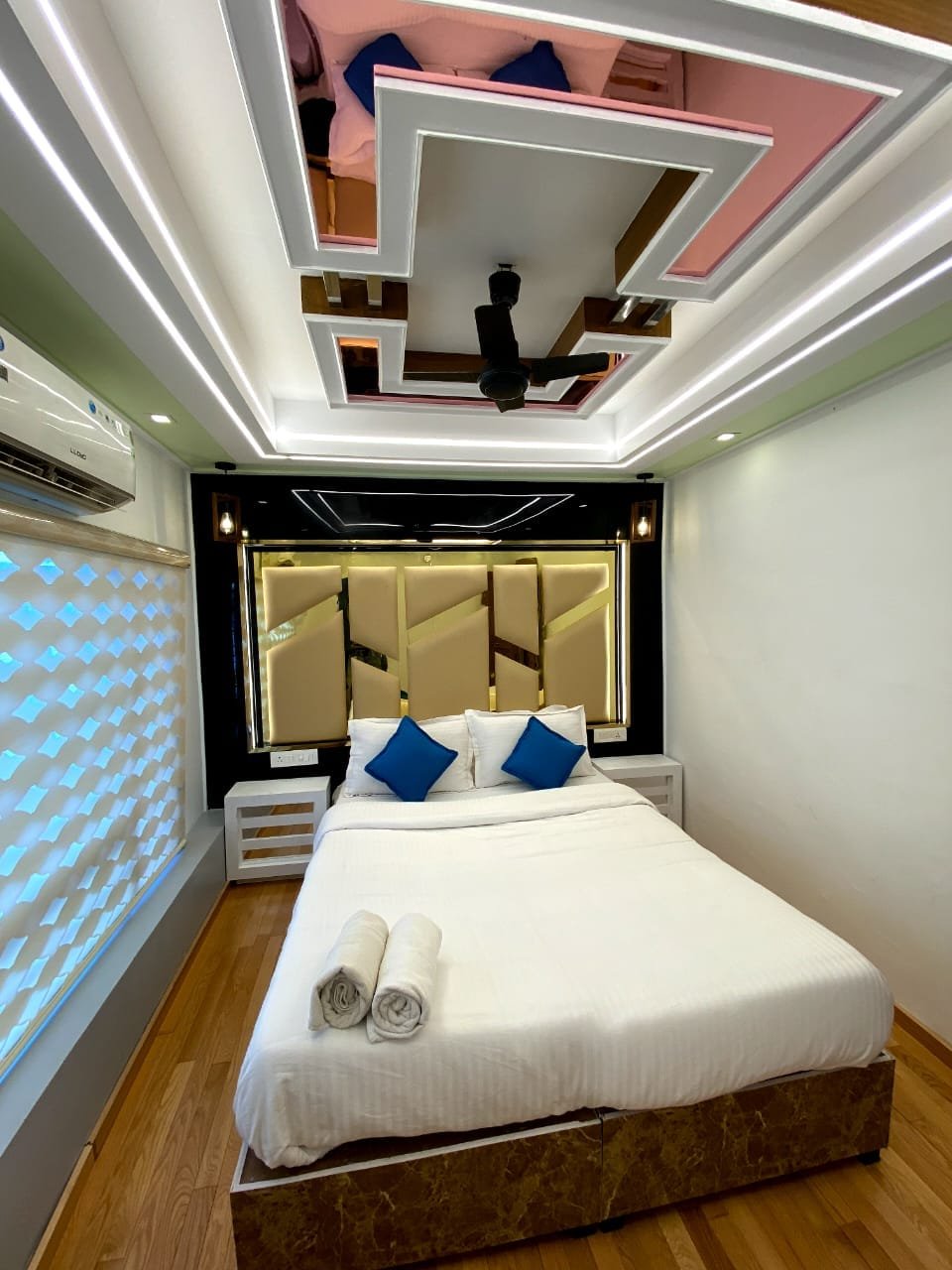 1 Bedroom premium Houseboat Alleppey for Couples (10) alleppey boathouse
