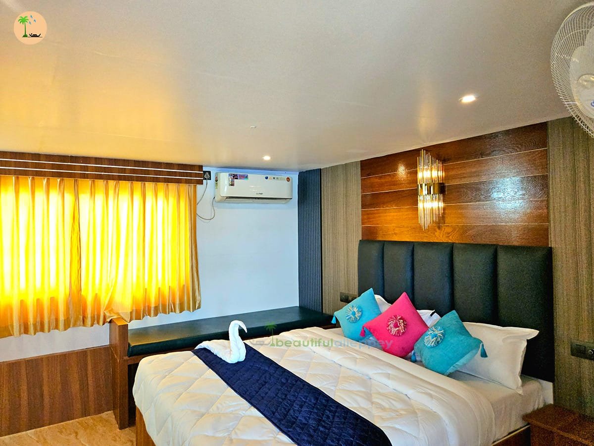 Bedroom--15 houseboat kerala