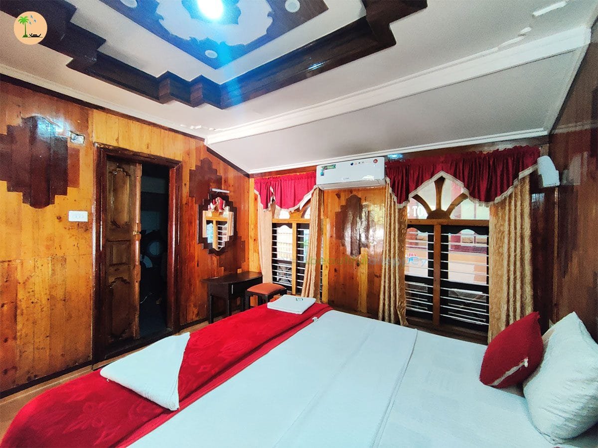 Bedroom deluxe houseboat in alleppey