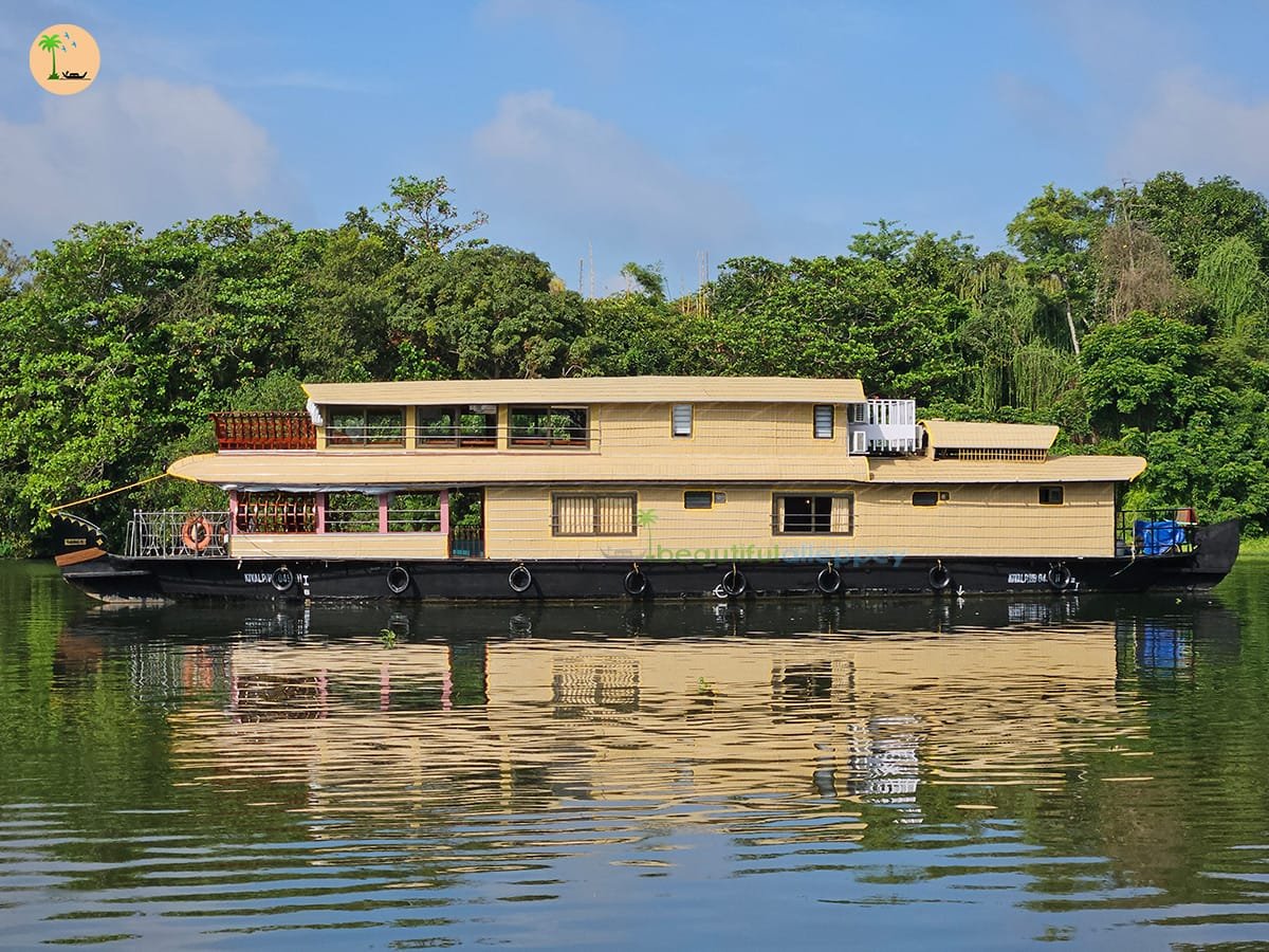 Full-View---03 3 bedroom houseboat in alleppey