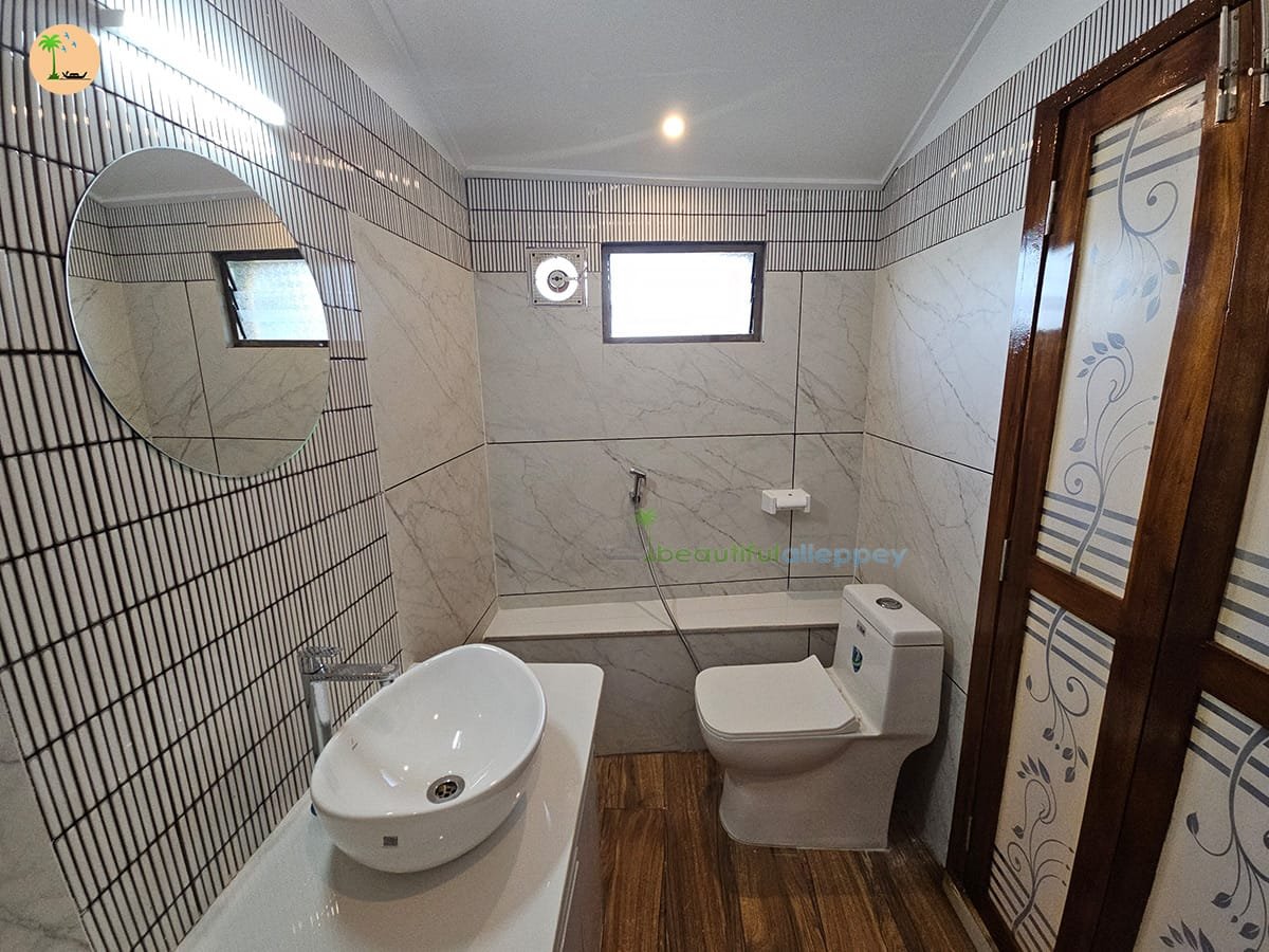 Washroom_003 boathoom in alleppey houseboat